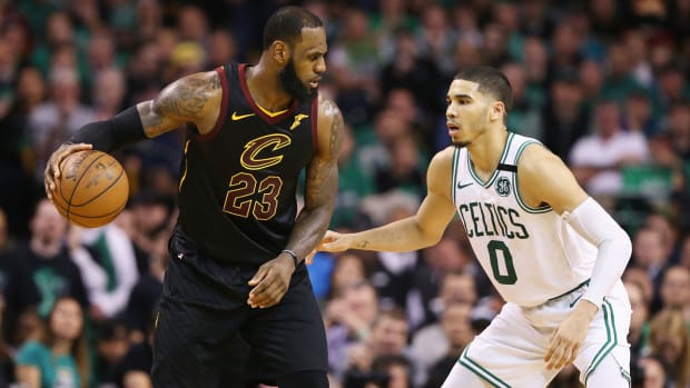 lebron-james-jayson-tatum-post-up.jpg